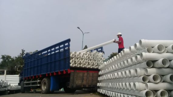 melayani jasa pengiriman barang aman cepat ramah terpercaya dan berkualitas menggunakan truck fuso bak untuk area jawa timur surabaya dan sekitarnya