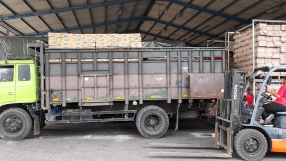 Truk Fuso Bak untuk Pengiriman Produk