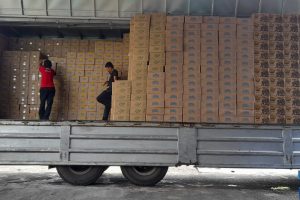 Pengiriman Produk dengan Mobil Tronton Wingbox