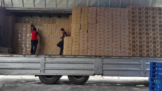 Pengiriman Produk dengan Mobil Tronton Wingbox